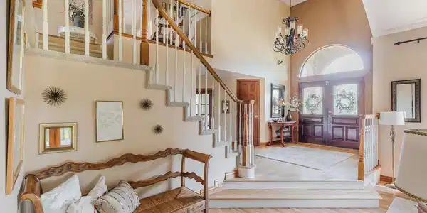 Image 4: Stunning foyer with vaulted ceilings Image 4: Stunning foyer with vaulted ceilings