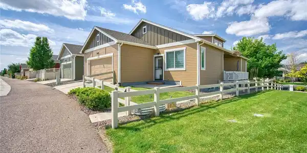 Image 4: Fantastic Side "yard", maintained by the HOA!