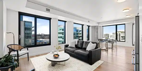 Image 2: Expansive living room and dining room Image 2: Expansive living room and dining room