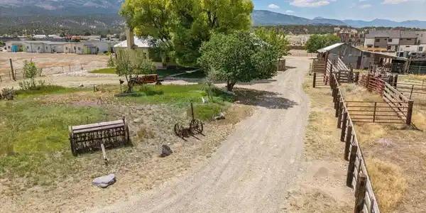 Image 4: Entrance Driveway Image 4: Entrance Driveway