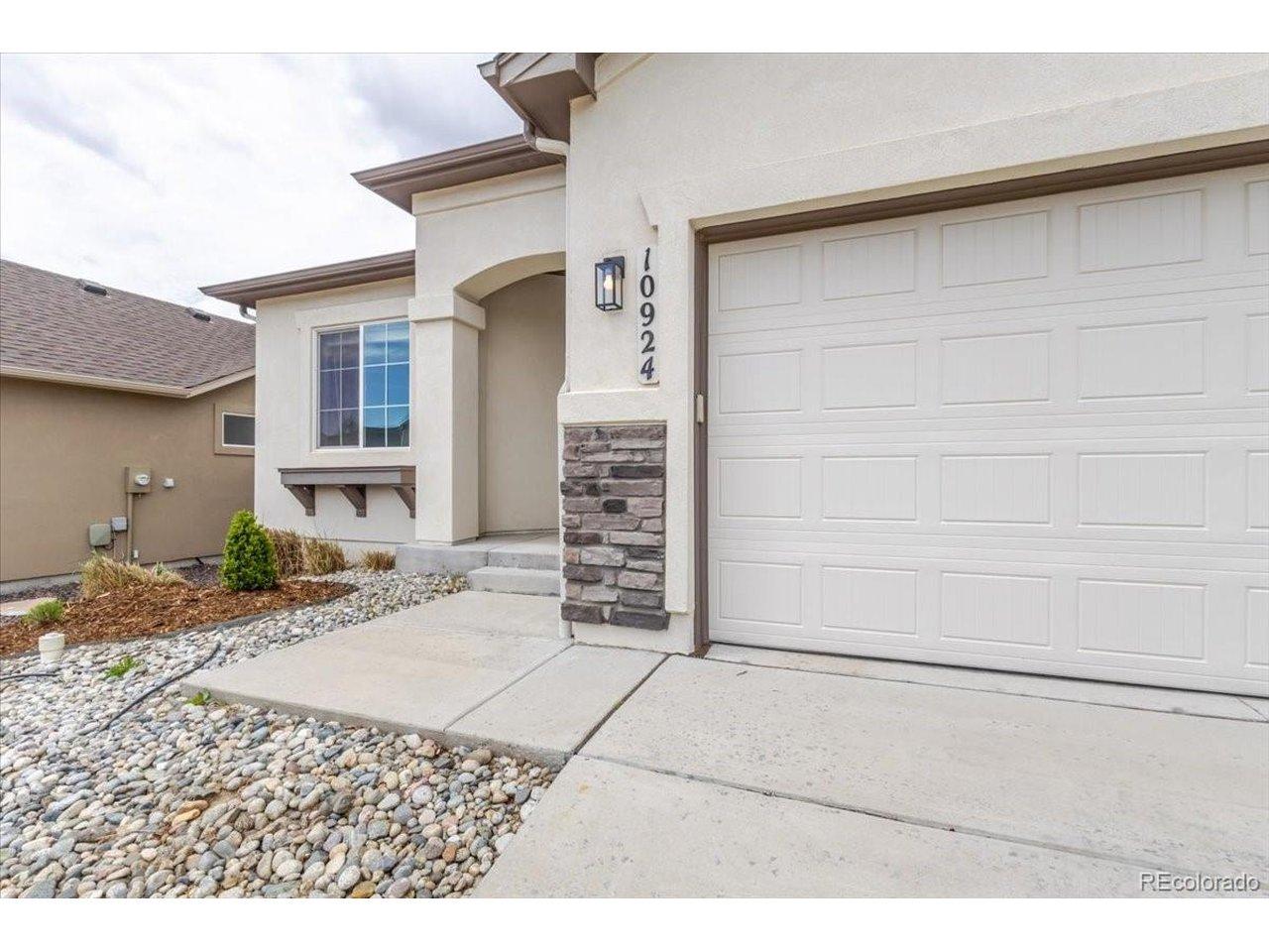 Image 3: Beautifully landscaped yard Image 3: Beautifully landscaped yard