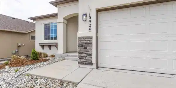 Image 3: Beautifully landscaped yard Image 3: Beautifully landscaped yard
