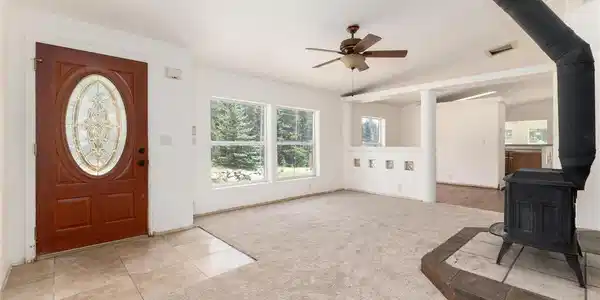 Image 2: Front entrance + Living Room Image 2: Front entrance + Living Room