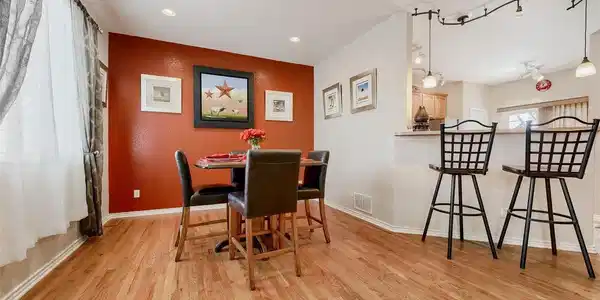 Image 4: Dining room