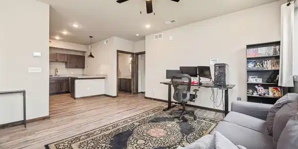 Image 4: Bright and open floorplan!