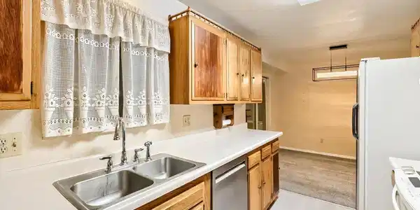 Image 4: 04 Kitchen.jpg