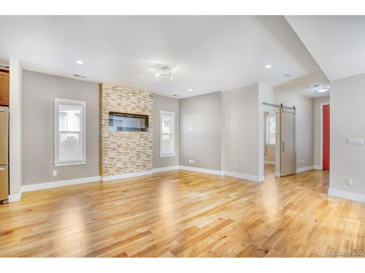 Image 4: Living Room