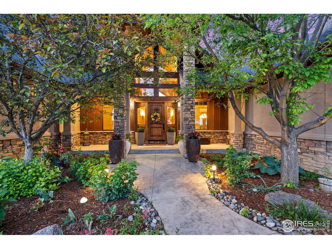 Image 2: Beautifully lit entryway