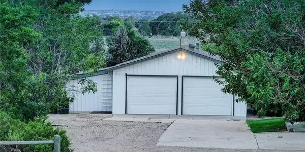 Image 3: 4 car+ tandem garage!