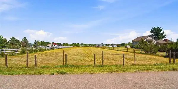 Image 2: Fully fenced acre Image 2: Fully fenced acre