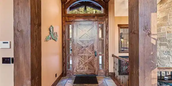 Image 3: Grand entryway with soaring ceilings Image 3: Grand entryway with soaring ceilings