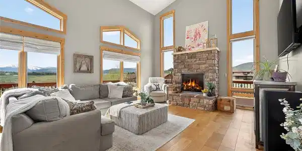 Image 3: Main level living.