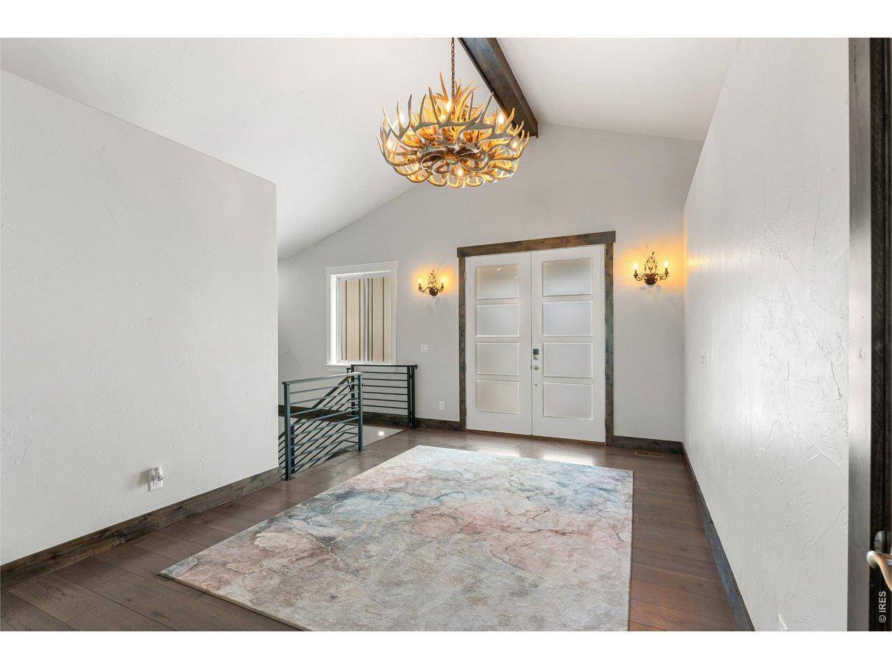 Image 3: Grand entrance, beautiful wood floors throughout!