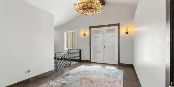 Image 3: Grand entrance, beautiful wood floors throughout! Image 3: Grand entrance, beautiful wood floors throughout!