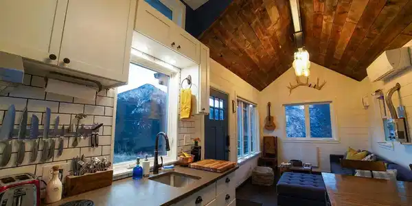 Image 4: Open plan and high ceilings Image 4: Open plan and high ceilings