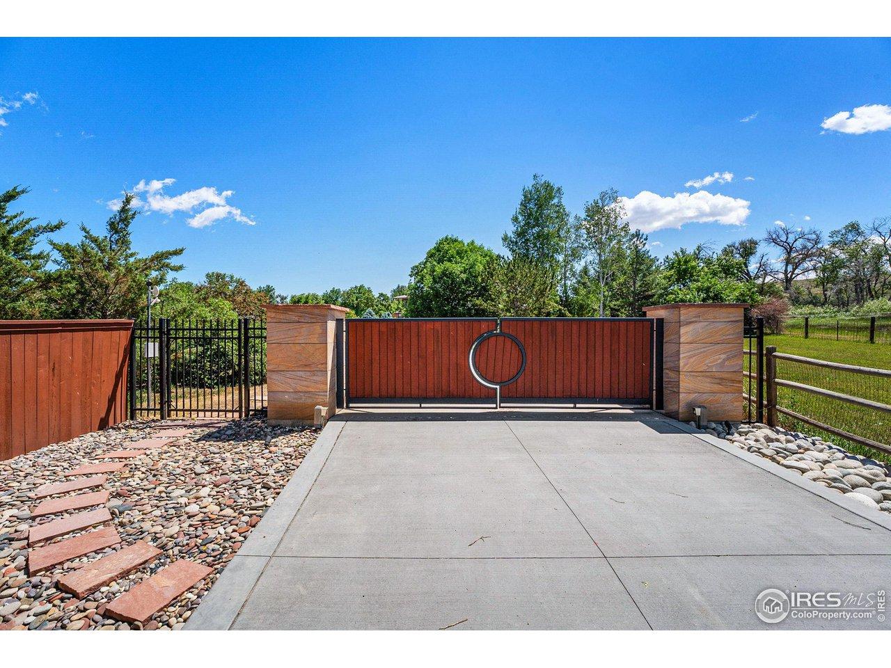 Image 4: Privacy entry gate to home