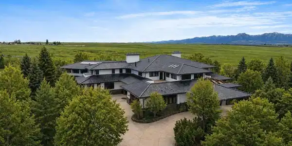 8532 Strawberry Ln
