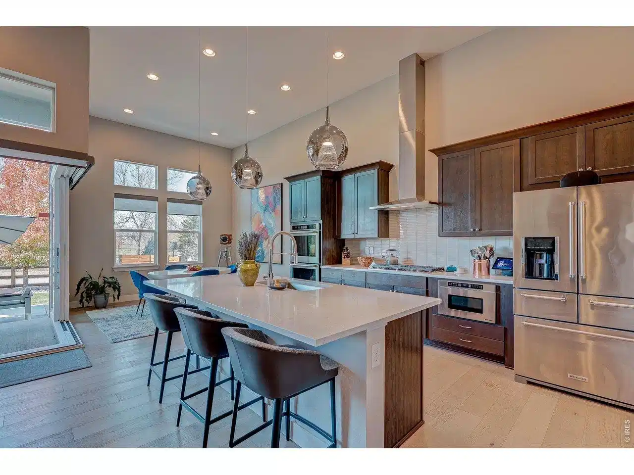 Image 1: Quite elegant 13 foot vaulted ceilings open floor plan plus nano style sliding glass doors that fold allowing indoor & outdoor living space. Image 1: Quite elegant 13 foot vaulted ceilings open floor plan plus nano style sliding glass doors that fold allowing indoor & outdoor living space.