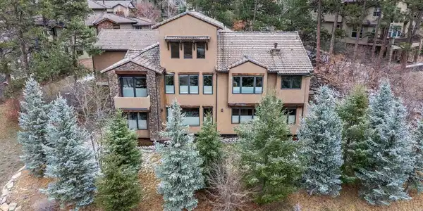 Image 2: Beautiful Colorado home nestled in the pines with large windows and endless natural light. Image 2: Beautiful Colorado home nestled in the pines with large windows and endless natural light.