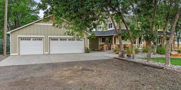 Image 2: 3 car garage Image 2: 3 car garage