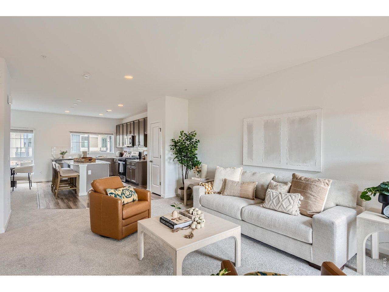 Image 2: Living Room (Level 2)