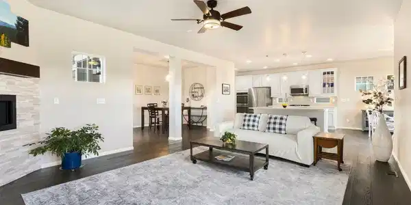 Image 4: Large Open Floor Plan