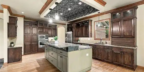 Image 3: Open kitchen with granite island Image 3: Open kitchen with granite island