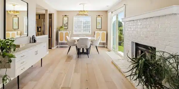 Image 3: Beautiful hardwood in living room