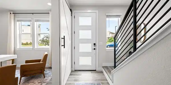 Image 3: Entry area and door to office Image 3: Entry area and door to office