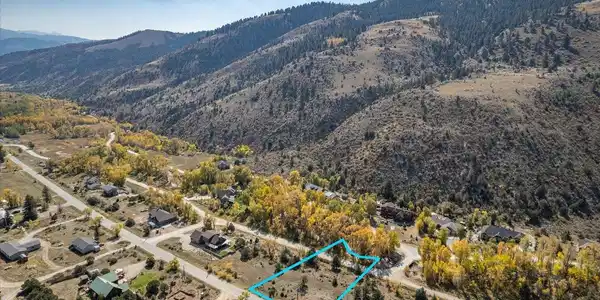 Image 3: 0.74 Acre Improved Lot