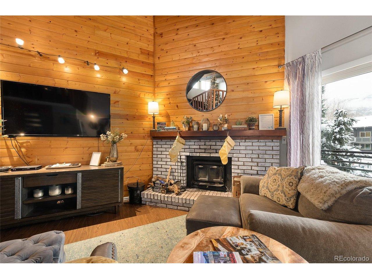 Image 2: Living room with mountain views.