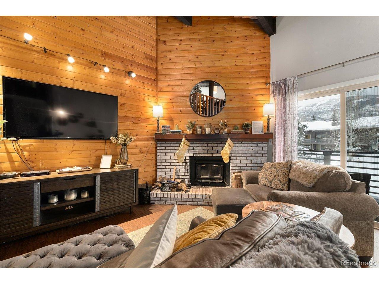 Image 4: Living room with outdoor access.