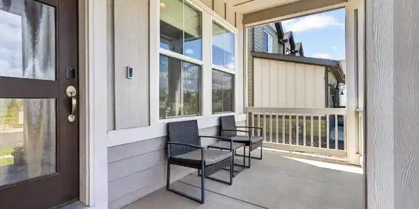 Image 3: Welcoming front porch