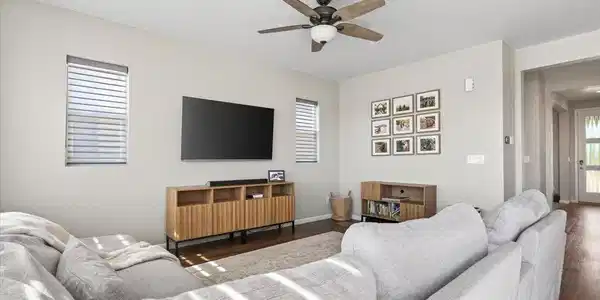 Image 4: Spacious, open family room