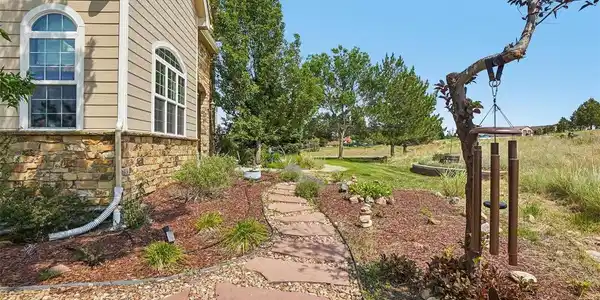 Image 4: Beautiful front path Image 4: Beautiful front path