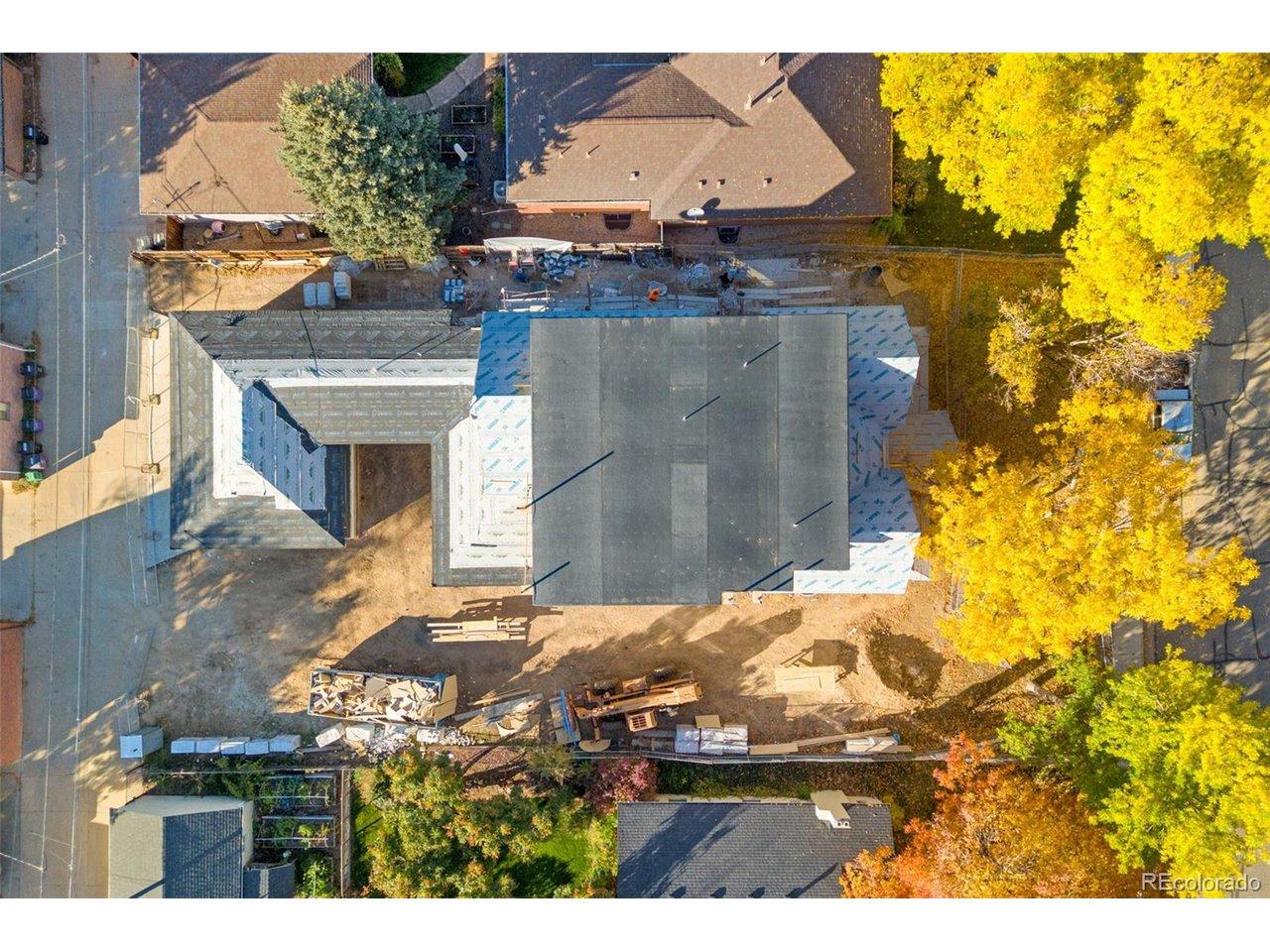 Image 4: Large yard - plenty of space for a pool!