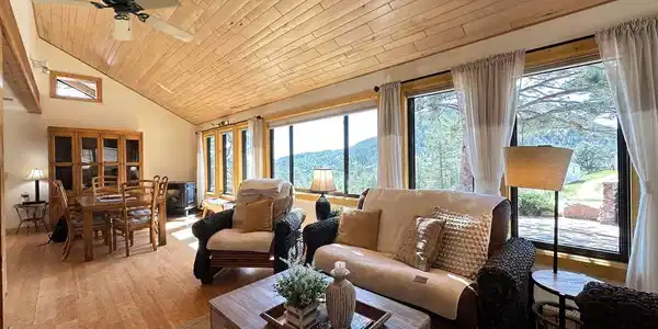 Image 2: Large south-facing windows brings in extra light!
