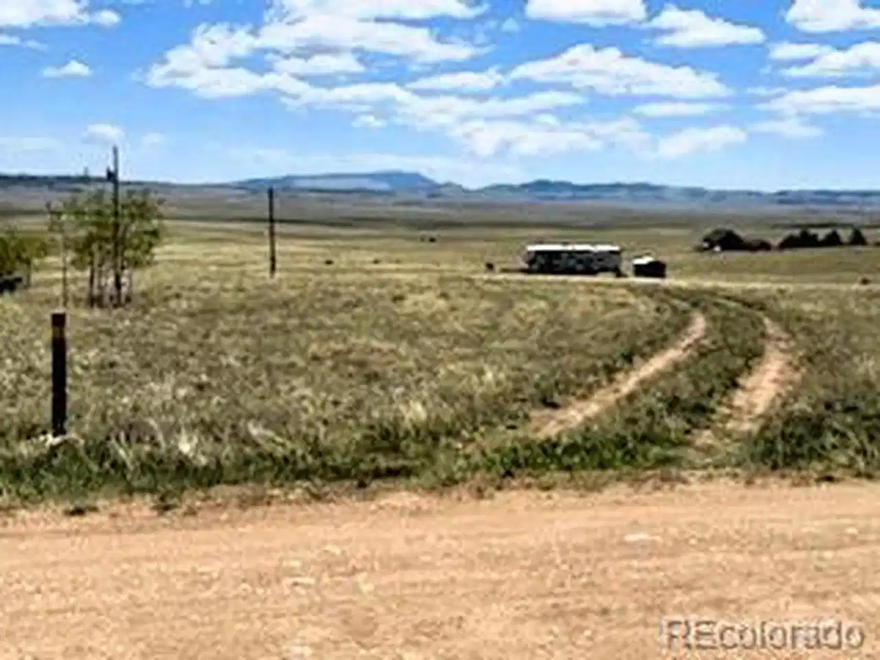 Image 1: Entrance onto the property Image 1: Entrance onto the property