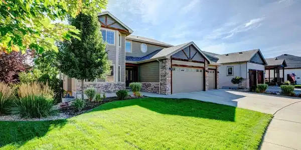 Image 2: Fabulous Curb Appeal!