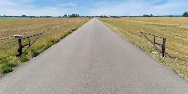 Image 4: Gated Paved Road Access Image 4: Gated Paved Road Access