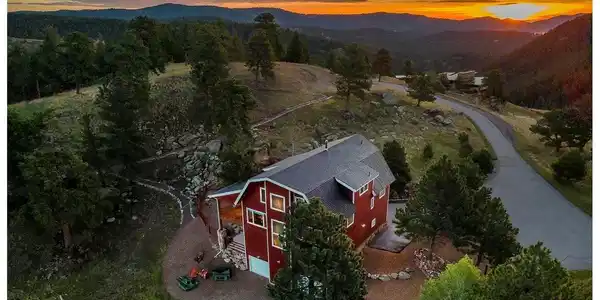 Image 3: Immaculate custom barn dwelling is ready for your to live and build Image 3: Immaculate custom barn dwelling is ready for your to live and build