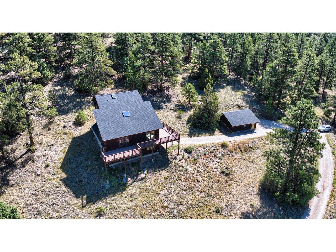Image 3: Bird's eye view of the mountain cabin and garage Image 3: Bird's eye view of the mountain cabin and garage