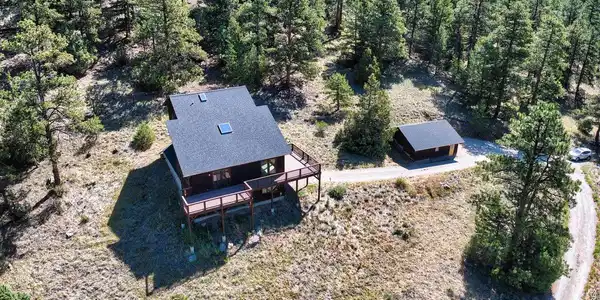 Image 3: Bird's eye view of the mountain cabin and garage Image 3: Bird's eye view of the mountain cabin and garage