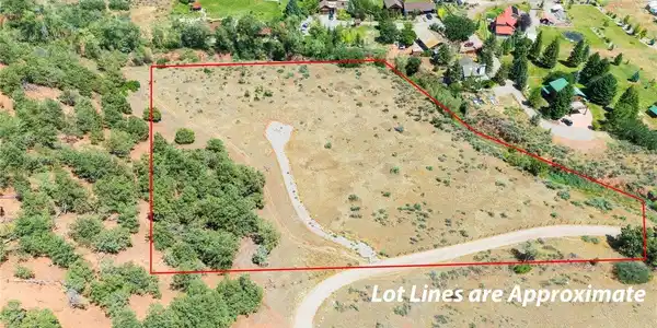 Image 2: One of the best lots in Seven Castles