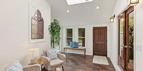 Image 4: Foyer with skylights Image 4: Foyer with skylights