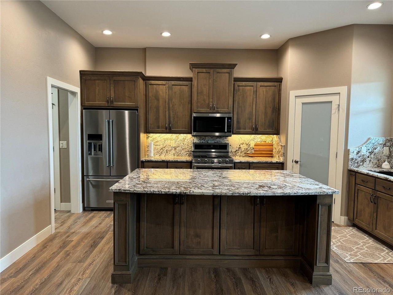 Image 4: kitchen