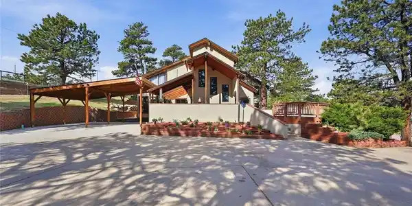 Image 2: Imagine living in this mountain home