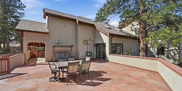 Image 4: Expansive front patio