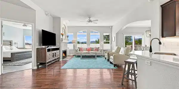 Image 4: Living room with mountain views!