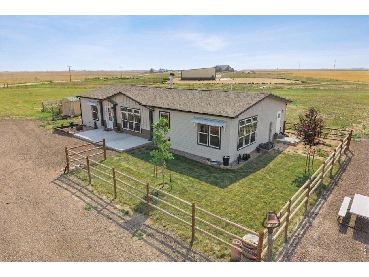 Image 2: Fenced yard area!